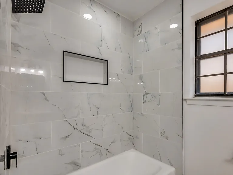 Second bathroom tub