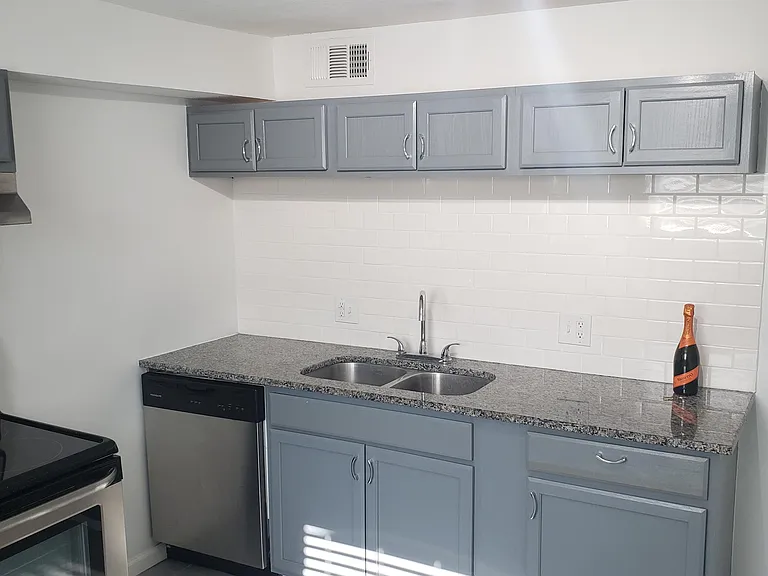 4119 Mission Rd — Photo 2