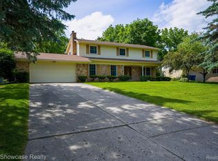 1416 Kings Carriage Rd, Grand Blanc, MI 48439