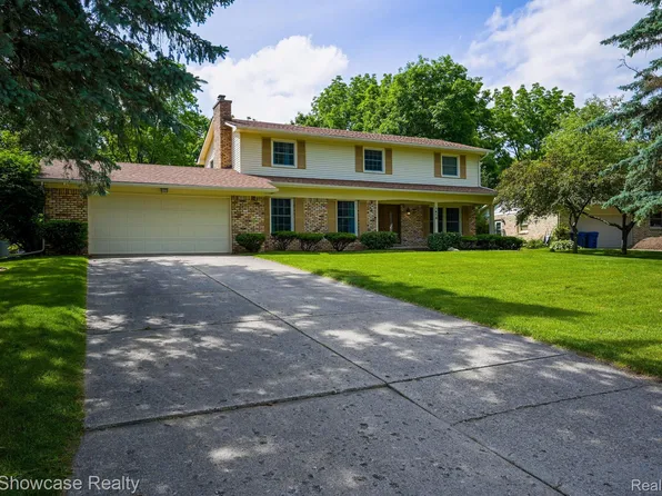 1416 Kings Carriage Rd, Grand Blanc, MI 48439