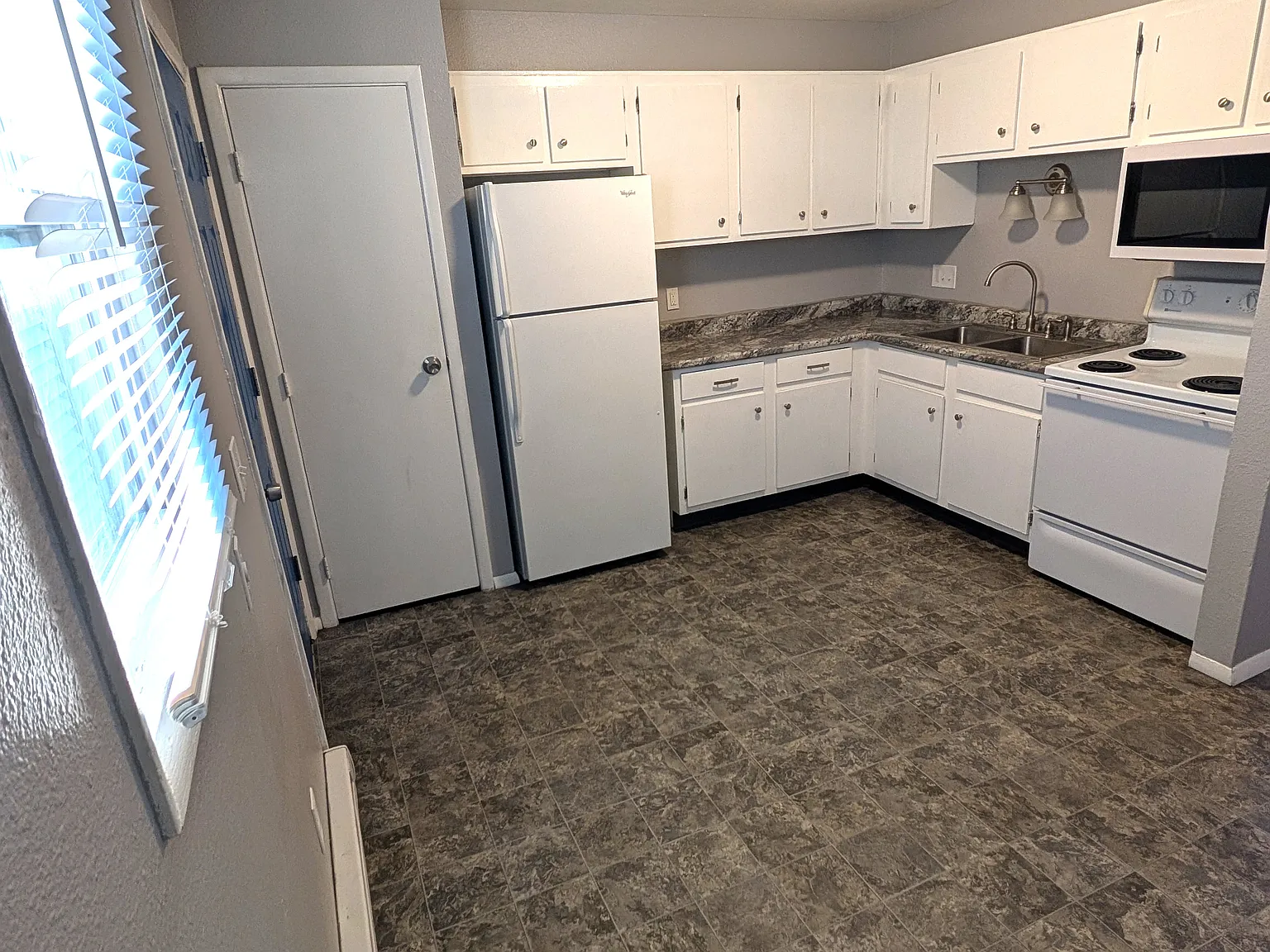 2 bed, 900 sqft, $1,500 — Photo 2