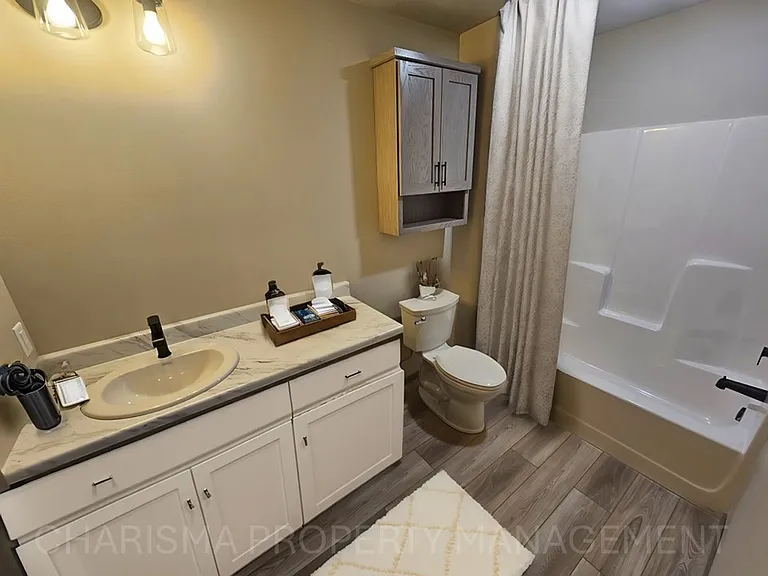 712 E 6th St — Photo 22