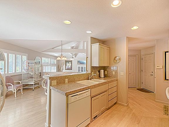 5th image of 575 Santa Marguarita Dr