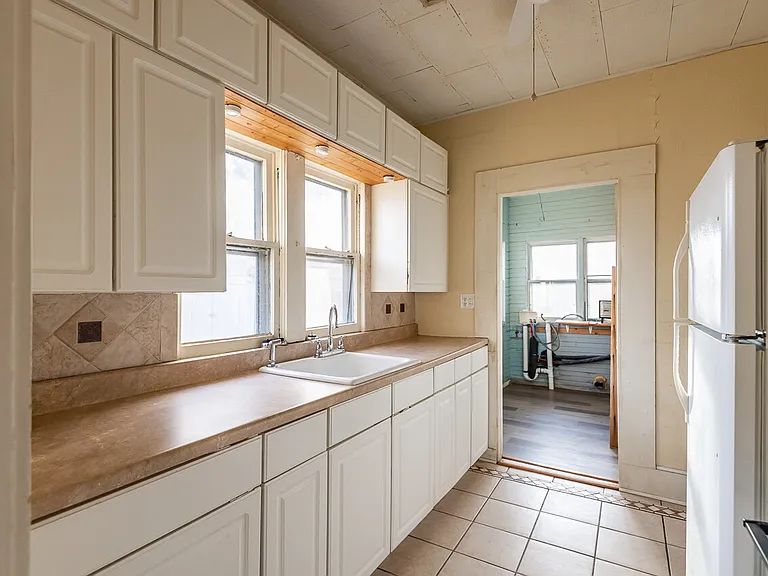 220 S Lewis St — Photo 12