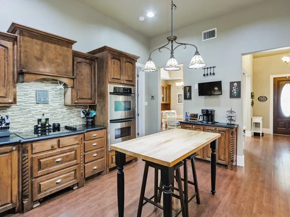 209 N Wickham St, Alvord, TX 76225