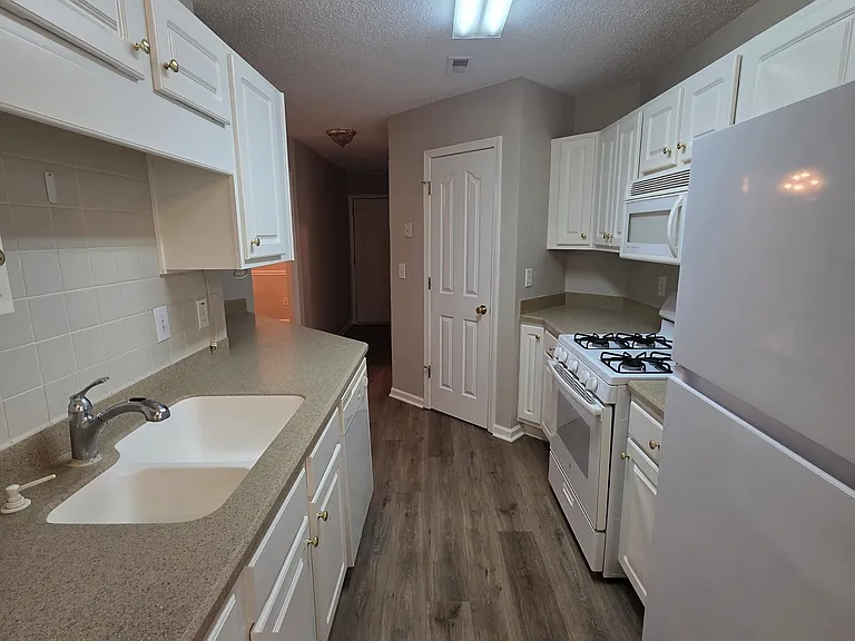 120 Cloverwood Dr — Photo 6