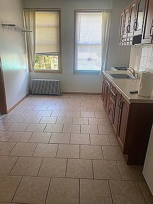 4th image of 556 Leonard St #1