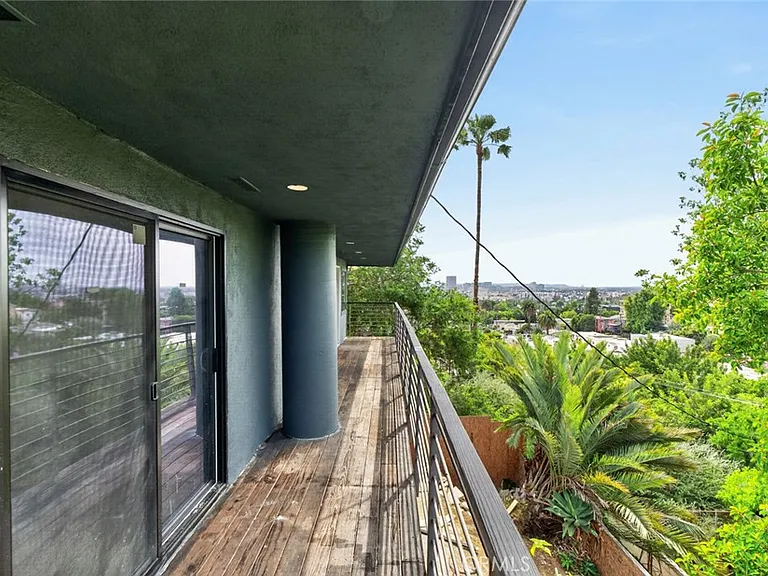 901 Micheltorena St — Photo 35