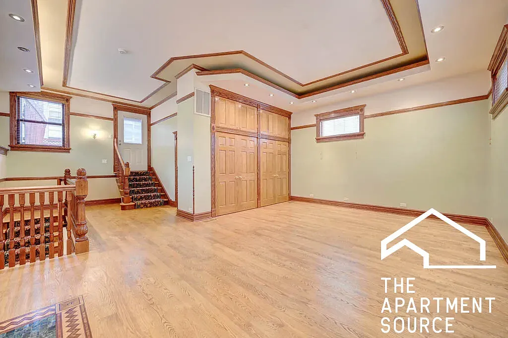 3 bed, 2300 sqft, $6,300 — Photo 2