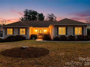 390 Classic Oaks Cir, Hendersonville, NC 28792