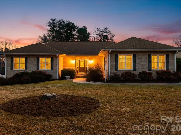 390 Classic Oaks Cir, Hendersonville, NC 28792