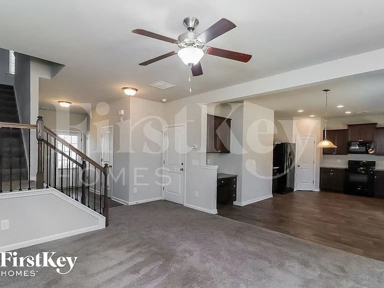 100 Howard Ave — Photo 2