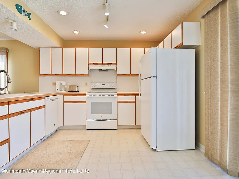 21 Brown Ave — Photo 21