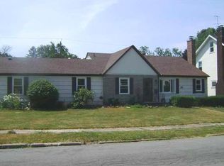 28 Grasmere Rd, Lockport, NY 14094