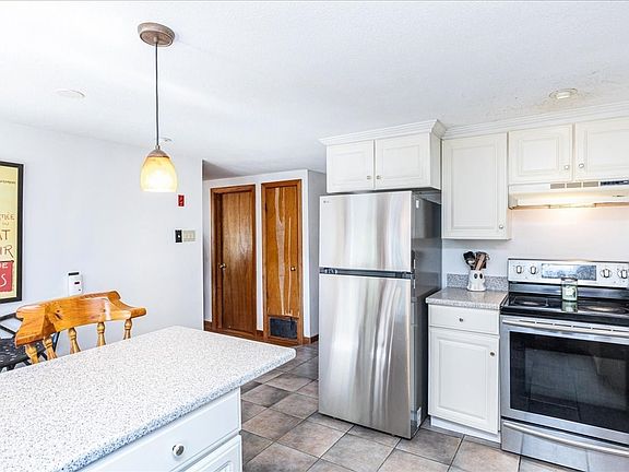 5th image of 43 Crestwood Cir