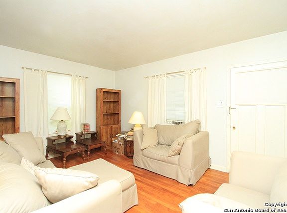 3rd image of 3716 W Woodlawn Ave