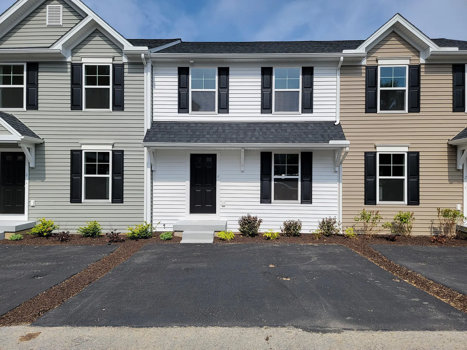 3 bed, 2.5 bath, 1598 sqft, $1,995 — Photo 1