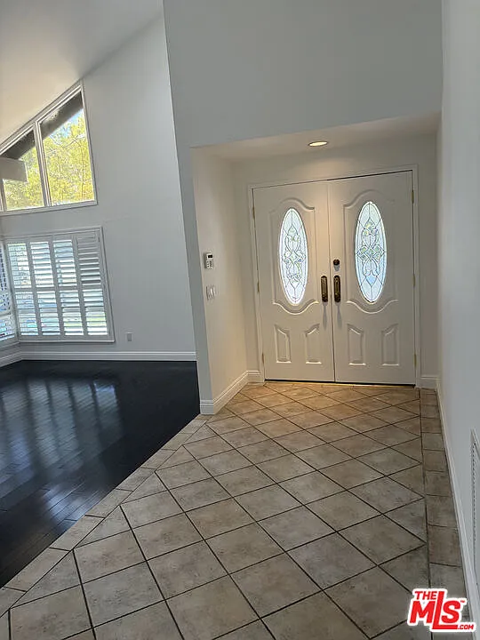 3 bed, 3.0 bath, 2453 sqft, $9,000 — Photo 3