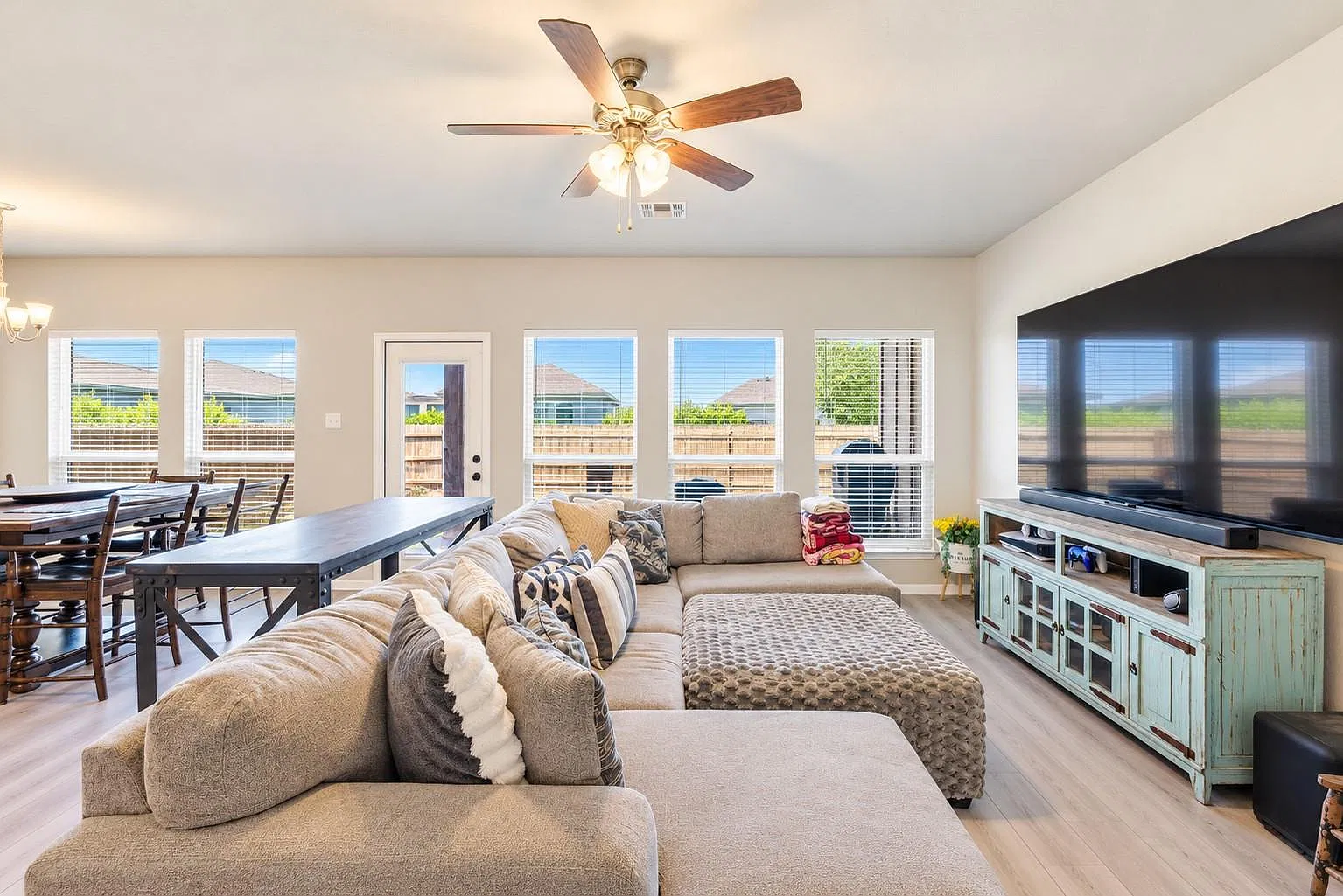 4 bed, 3.0 bath, 1836 sqft, $2,095 — Photo 3