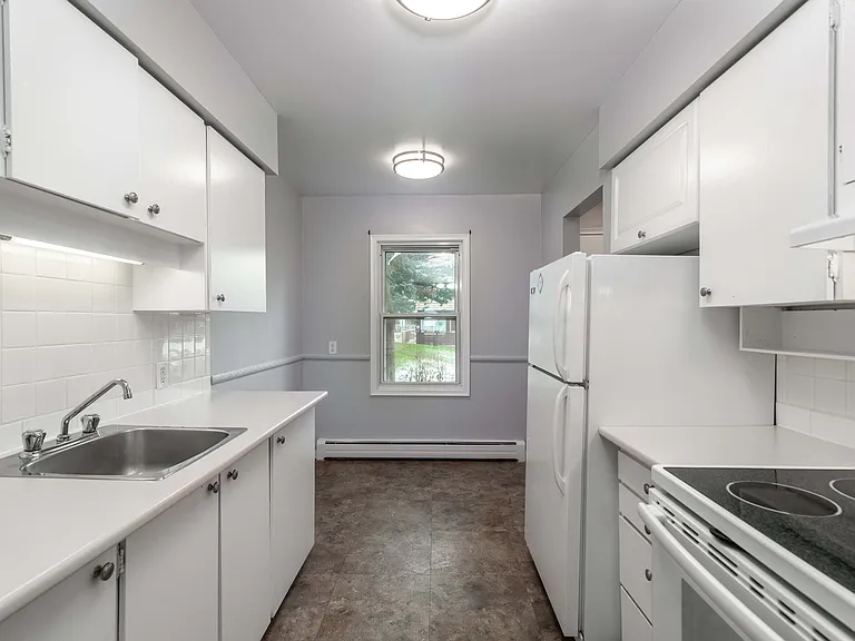 610 Surrey Ln — Photo 25