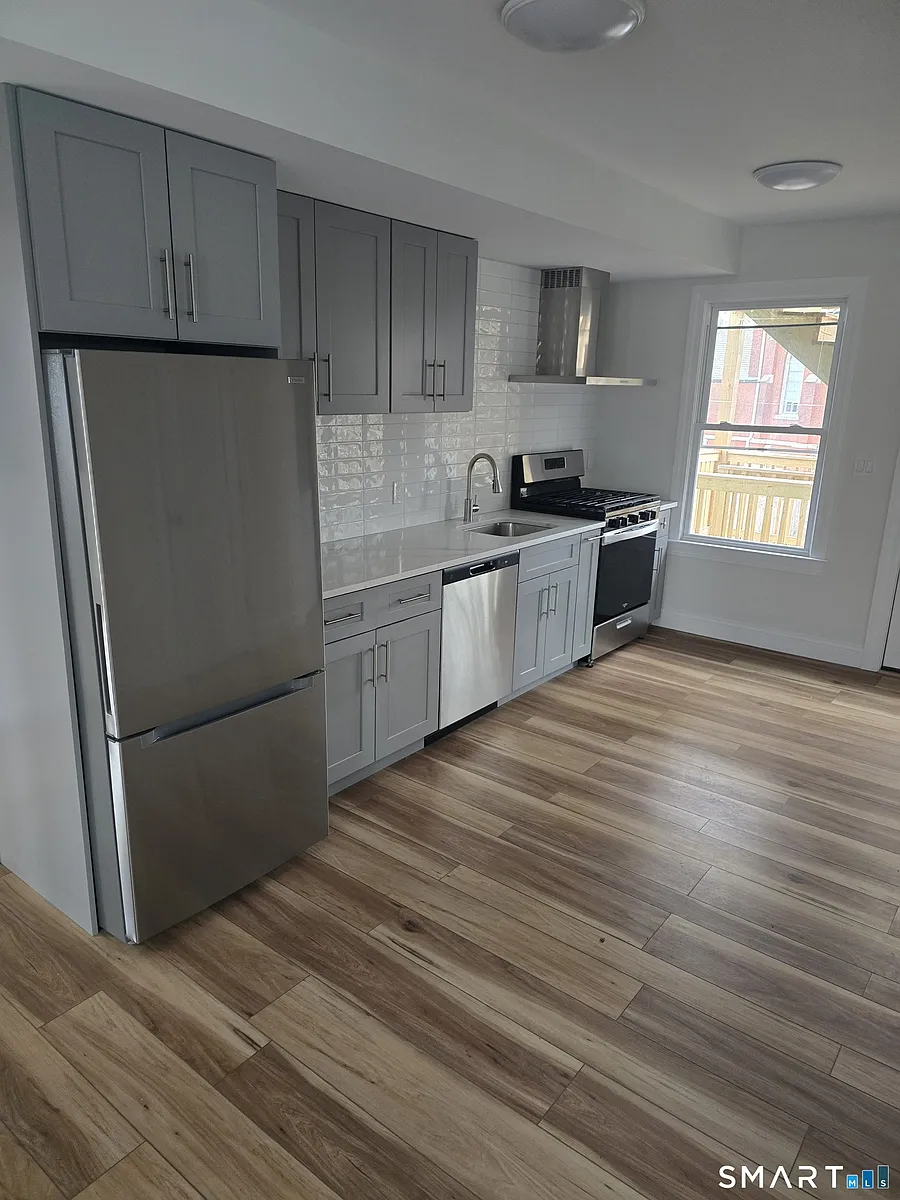 Building Photo - 530 Jane St #3