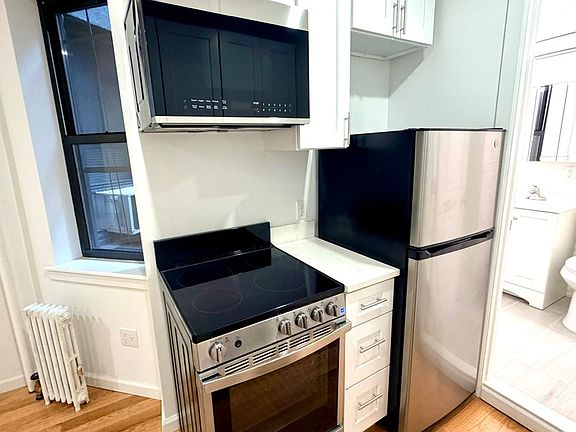 2nd image of 259 E 10th St APT 8