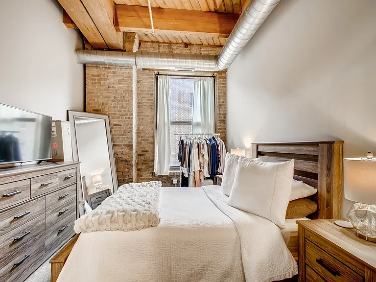 1040 W Adams St #218 — Photo 6