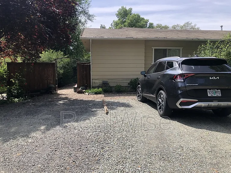 602 Schroeder Ln #B — Photo 17