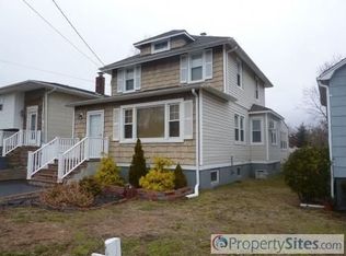 20 Orchard St, Lindenhurst, NY 11757