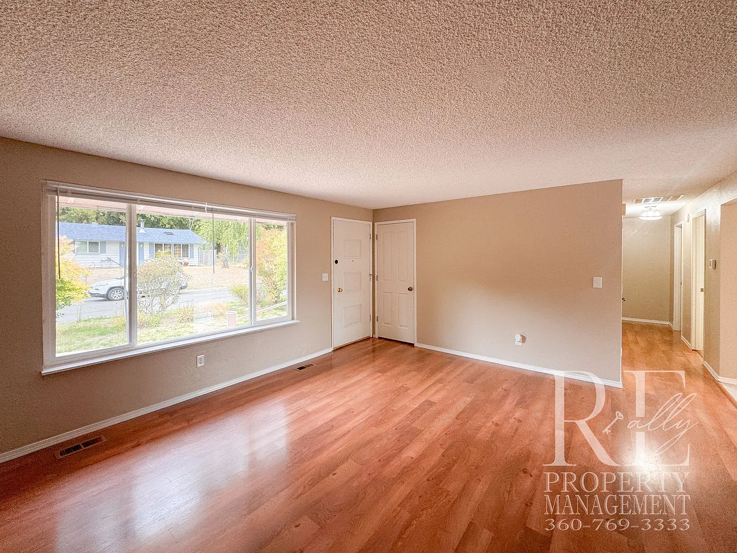 Single-Story Home with Fireplace, Garage, Fenced Backyard & Lawn Sprinkler System — Photo 3