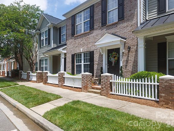 3rd image of 1620 Chamberside Dr