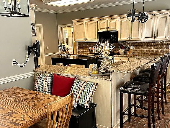 4th image of 142 Bridlewood Dr
