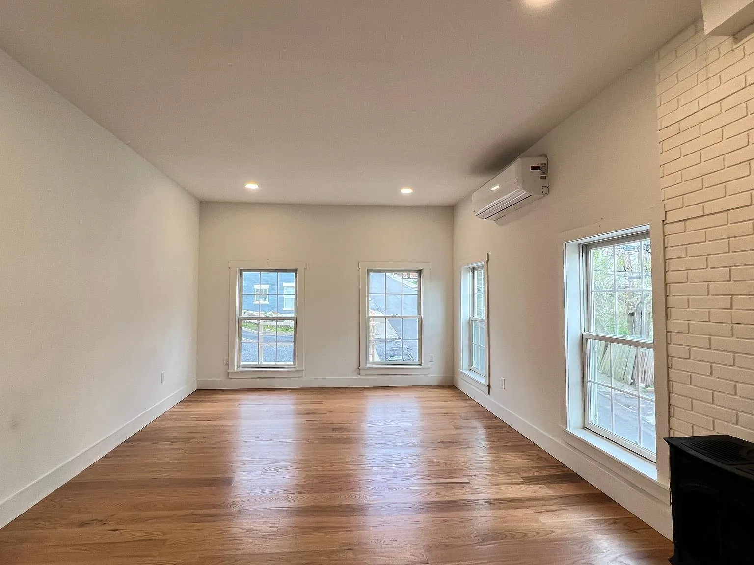 2 bed, 1040 sqft, $2,650 — Photo 2