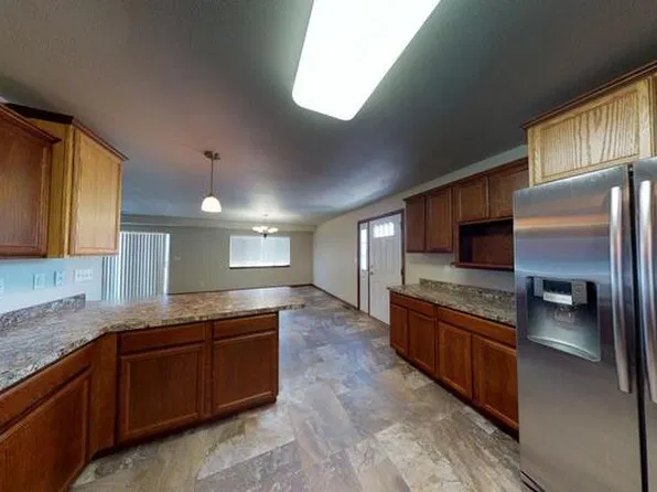 604 1st St NW APT 2, Mandan, ND 58554