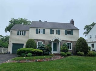 28 Normandy Ln, Manhasset, NY 11030