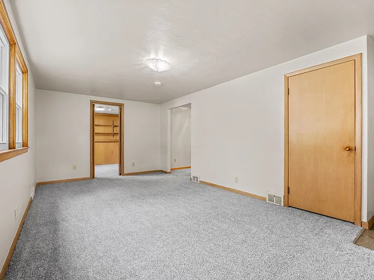 3401 Seneca Ave — Photo 23