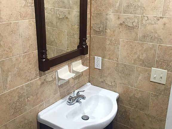 4th image of 1927 76th St #2