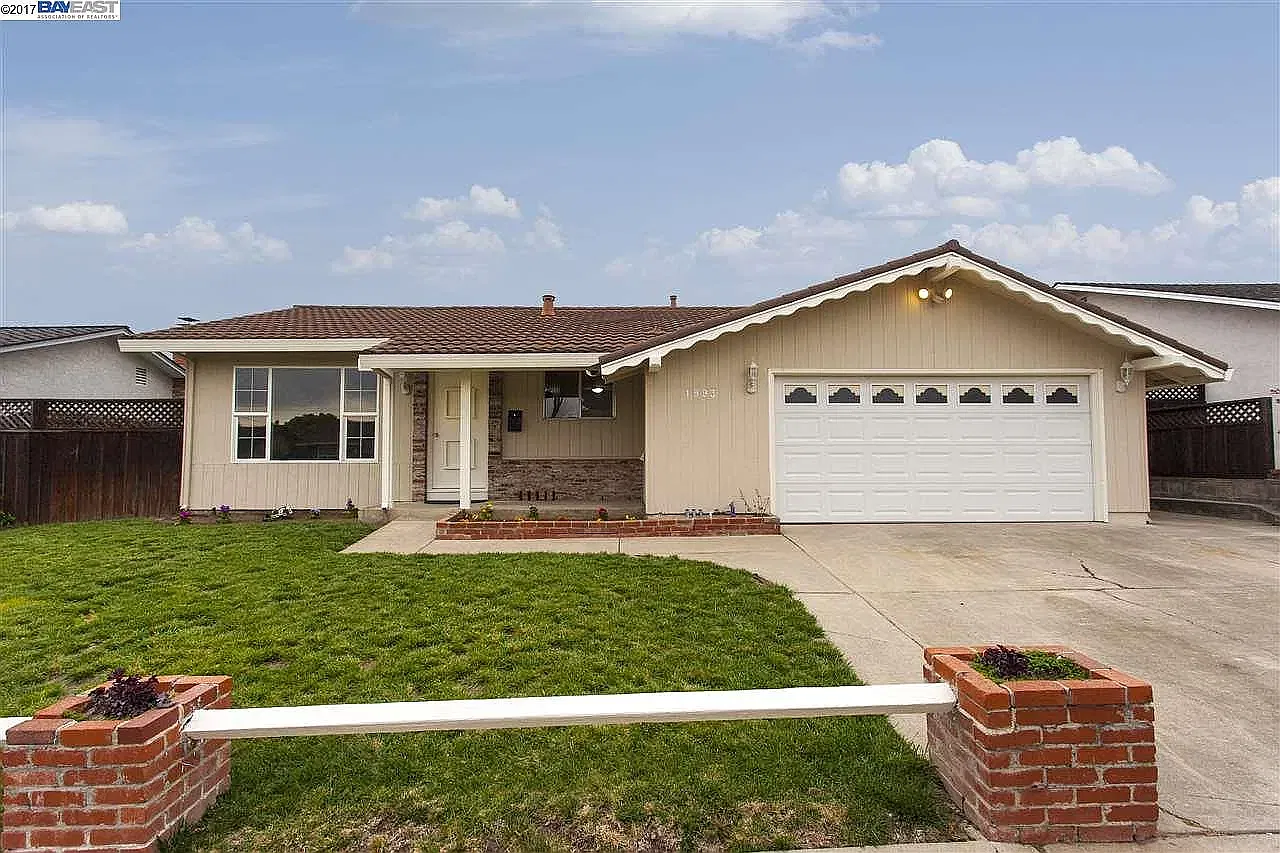 3 bed, 1436 sqft, $4,400 — Photo 1