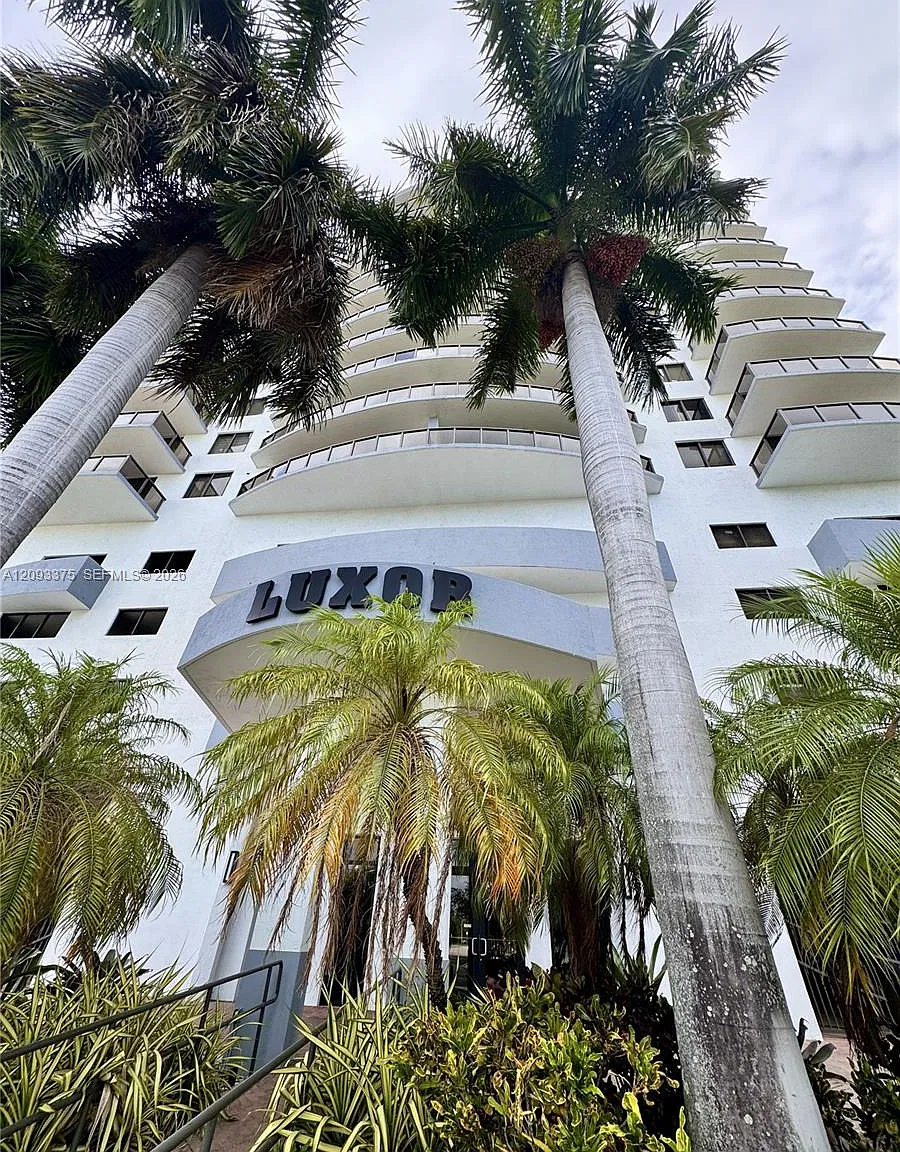 The Luxor Residences Cond — Photo 1