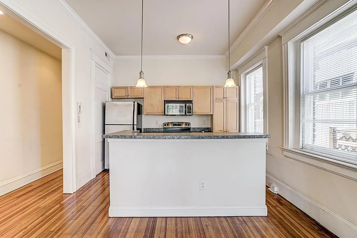 Building Photo - 801 N Davis Ave #3B