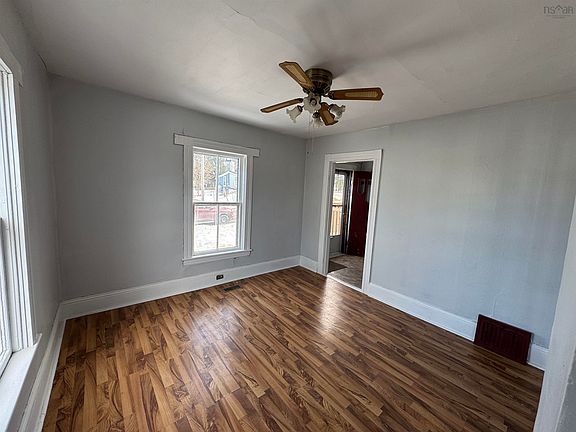 5th image of 180 Rutherford St