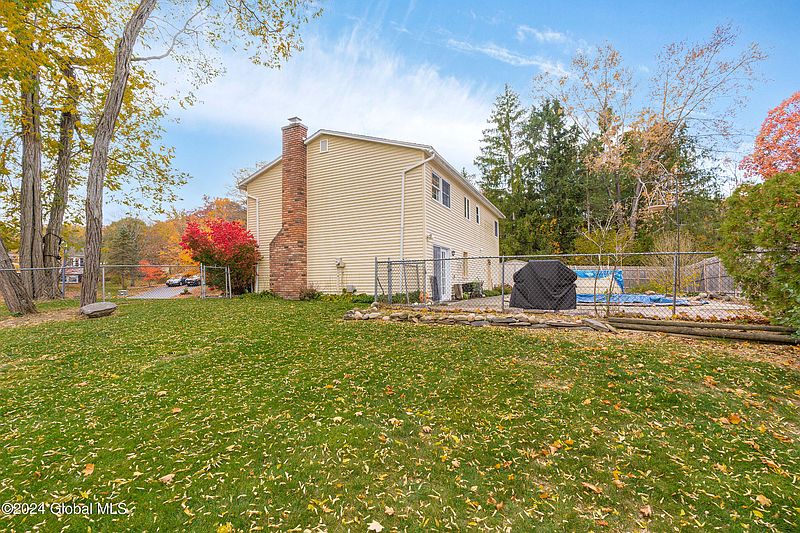 4th image of 192 Woodsedge Court