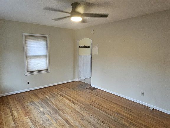 4th image of 1605 Saxon Ave