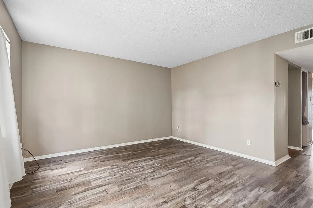 940 Manor Mall — Photo 2