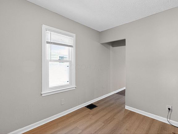 3rd image of 3081 Grasmere Ave