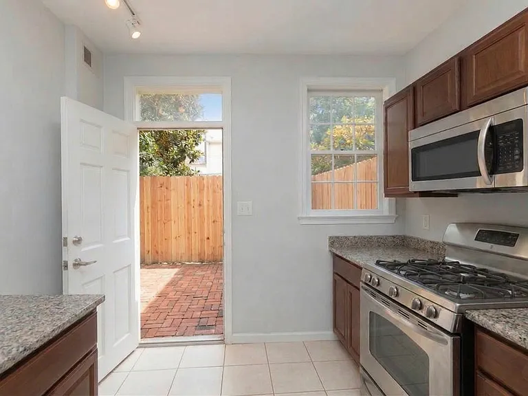955 25th St NW — Photo 3