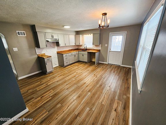 5th image of 1716 Kennedy Rd