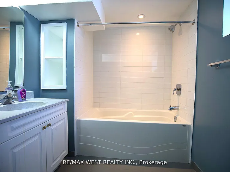 32 Beatrice St #BASEMENT — Photo 10
