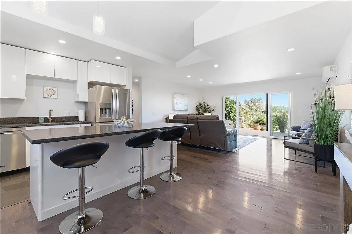 2 bed, 1.0 bath, 1000 sqft, $5,995 — Photo 3
