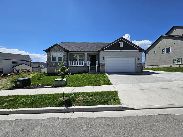 439 E Hill View Dr — Photo 2